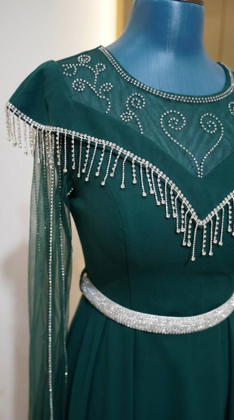 پیراهن مجلسی (فرشته) دیزاین شده با نگین دی ام سی و ریسه قد حدود 152 بالاتنه استر داره کاپدار جنس : کرپ دالقیچ گرم بالا