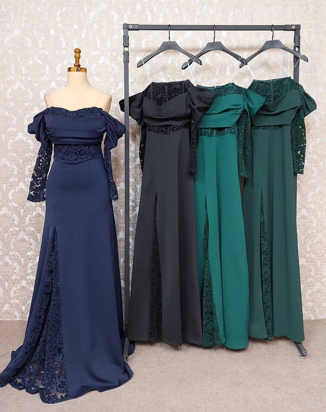 ماکسی مجلسی (کالنزا) جنس : غواصی /دالقیچ و گیپور مخملی برجسته (قد۱۴۵/قد گیپور دامن ۸۵)(زیپ داره)(بند دکلته /فنر بالاتنه و کاپ داره)