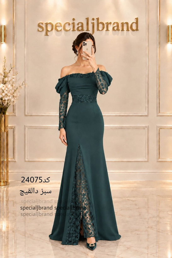 ماکسی مجلسی (کالنزا) جنس : غواصی /دالقیچ و گیپور مخملی برجسته (قد۱۴۵/قد گیپور دامن ۸۵)(زیپ داره)(بند دکلته /فنر بالاتنه و کاپ داره)