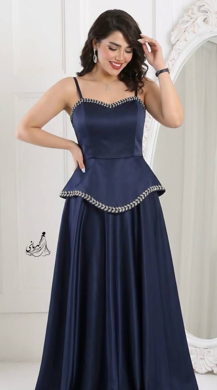 پیراهن مجلسی (شبنم ) کاپدار استردار بند رگلاژ دامن فول کلوش   جنس و دوخت تضمینی 👌🔥  جنس : ساتن امریکایی درجه یک با نگین دوختنی