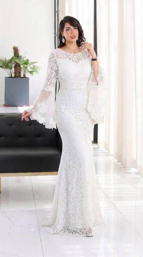 ماکسی مجلسی (کژال) دیزاین شده با گیپور و تور استرکشی شده کاپدار پایین دامن نوار دوبی دوخته شده قد حدود 155 از سرشانه جنس : دانتل مخمل درجه یک