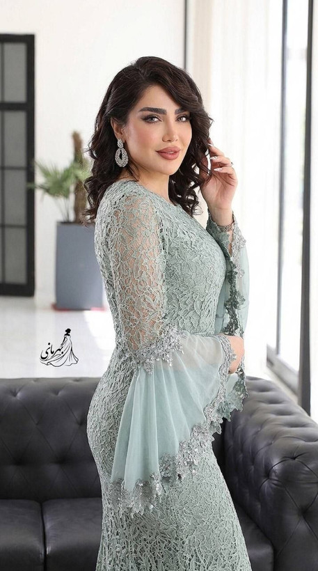 ماکسی مجلسی (کژال) دیزاین شده با گیپور و تور استرکشی شده کاپدار پایین دامن نوار دوبی دوخته شده قد حدود 155 از سرشانه جنس : دانتل مخمل درجه یک