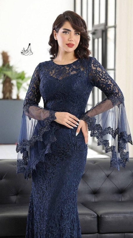 ماکسی مجلسی (کژال) دیزاین شده با گیپور و تور استرکشی شده کاپدار پایین دامن نوار دوبی دوخته شده قد حدود 155 از سرشانه جنس : دانتل مخمل درجه یک