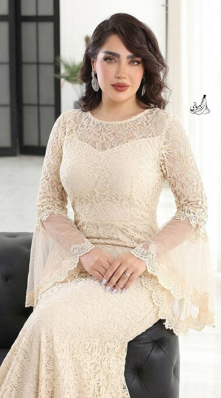 ماکسی مجلسی (کژال) دیزاین شده با گیپور و تور استرکشی شده کاپدار پایین دامن نوار دوبی دوخته شده قد حدود 155 از سرشانه جنس : دانتل مخمل درجه یک
