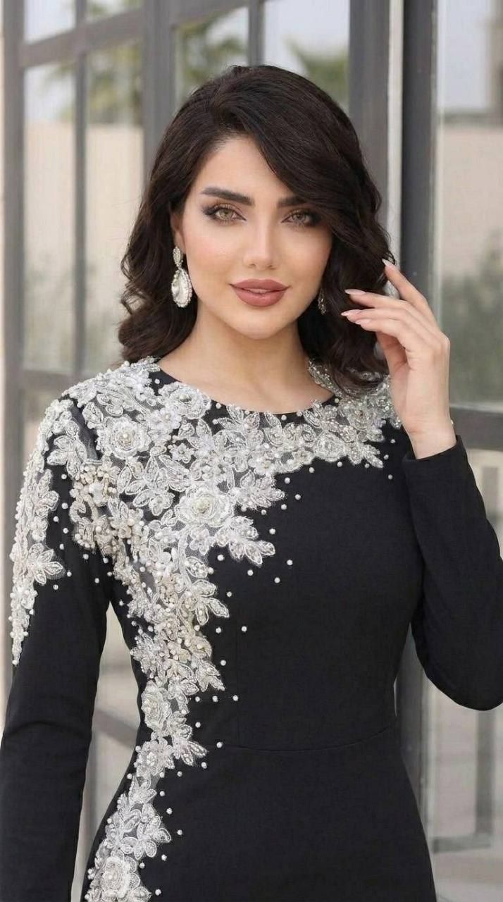 ماکسی (زیبا) کاپدار قد حدود 155 از سرشانه دیزاین شده با گیپور و نگین و مروارید پانچ شده