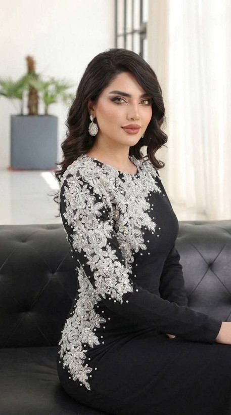 ماکسی (زیبا) کاپدار قد حدود 155 از سرشانه دیزاین شده با گیپور و نگین و مروارید پانچ شده