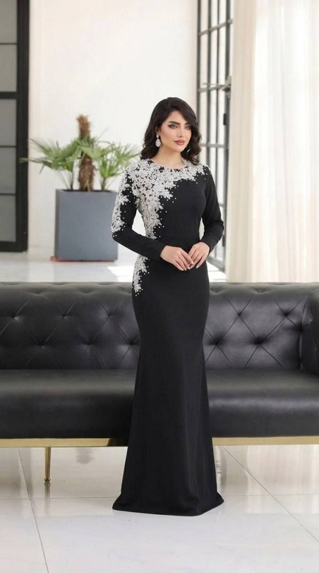 ماکسی (زیبا) کاپدار قد حدود 155 از سرشانه دیزاین شده با گیپور و نگین و مروارید پانچ شده
